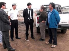 El fiscal Juan Castro Bekios realizó una visita inspectiva al lugar y se reunió con trabajadores de esta zona costera.