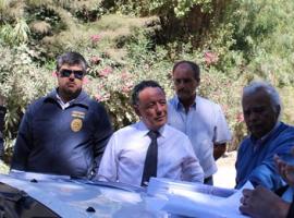 El fiscal Alejandro Vidal encabezó la diligencia en el lugar en que se levantaría la obra. 