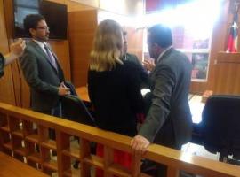 El Fiscal Regional, Adrián Vega (a la derecha), conversa con la víctima y con los querellantes una vez finalizada la audiencia.