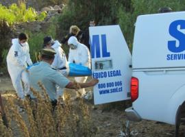 Por orden de la Fiscalía, el Servicio Médico Legal levantó el cuerpo encontrado.