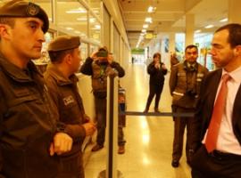 El fiscal Luis Ventura con personal del Gope de Carabineros