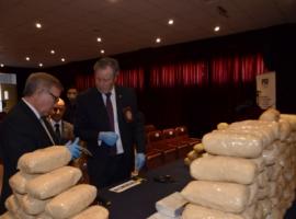 El fiscal Regional, Raúl Arancibia, junto al jefe de la I Región Policial, Fernando Navarro, con la droga y las armas incautadas.