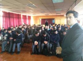 El Fiscal Jefe de TCMC, Jorge Cáceres, durante el encuentro con estudiantes.