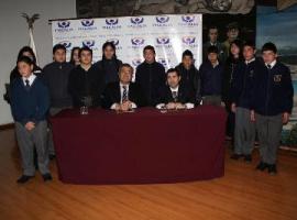 El Fiscal Regional del Maule y el rector de la Universidad de Talca se fotografiaron con algunos Fiscales Escolares..