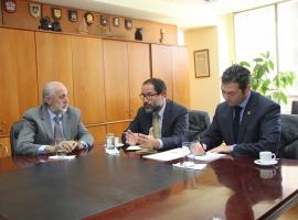 El fiscal Eugenio Campos entregó antecedentes del caso al presidente del CDE. En la reunión participó el Fiscal Nacional.
