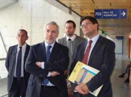 El Fiscal Regional Metropolitano Sur Raúl Guzmán junto al Fiscal Jefe de Delitos de VIF y Sexuales, Rodrigo Chinchón.