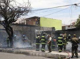 El fuego consumió completamente una vivienda y afectó parte de otros inmuebles.