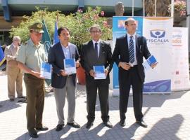 La entrega del manual la concretaron el intendente de Atacama, Miguel Vargas; y el fiscal regional, Héctor Mella Farías.