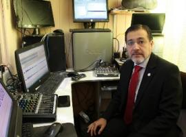 El fiscal Paulo Duarte en radio comunitaria en Combarbalá.