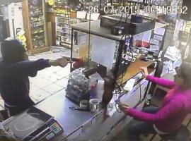 Imagen del robo captada por una cámara de seguridad del local comercial