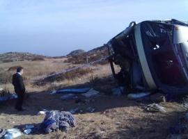 El Fiscal Carlos Jiménez observa el estado en que quedó el bus interprovincial