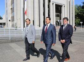El fiscal del Perú Omar Tello Rosales (al medio) en su visita a los tribunales de La Araucanía
