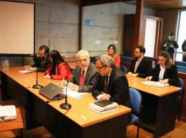 El fiscal regional sur, Raúl Guzmán y el fiscal exclusivo Claudio Orellana, junto al equipo especializado en indagar atentados explosivos.