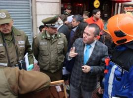 El Fiscal Regional, Adrián Vega, revisa los antecedentes del incendio con Carabineros y Bomberos.