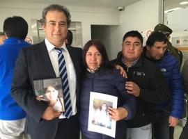 El Fiscal Regional Marcos Emilfork junto a los padres de Rayén Meñaco tras conocerse la sentencia.