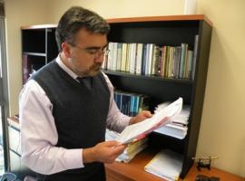 Fiscal Carlos Jiménez revisa los antecedentes de la investigación