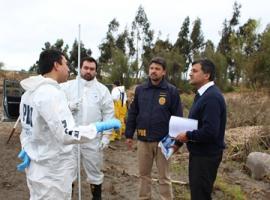 El Fiscal Carlos Vidal junto a personal de la PDI en el sector de El Culebrón.