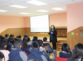 La fiscal Patricia Campos atendió todas las consultas de los estudiantes.