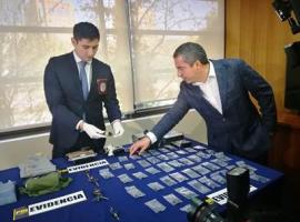 El fiscal Miguel Ángel Orellana revisó la evidencia incautada.