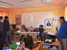 Los tres alumnos de la escuela de Chislluma escucharon atentamente al Fiscal y al Juez de Garantía.