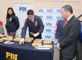 El Fiscal Adrián Vega revisa la incautación de drogas de la PDI.