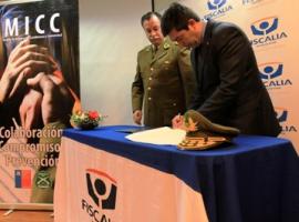 Proyecto piloto busca beneficiar a víctimas de delitos. Iniciativa fue firmada por las principales autoridades de ambas instituciones.