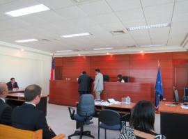 Los intervinientes miran un video del incidente.