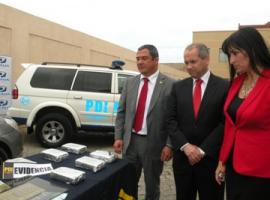 La Intendenta Hanne Utreras, el Prefecto Oscar Rosas y el Fiscal Regional, Enrique Labarca observan el decomiso de drogas y especies.