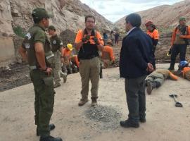 El Fiscal Eduardo Peña conversa con rescatistas de Topos y efectivos de Labocar