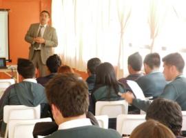 El fiscal Rodrigo Gómez se reunió con los estudiantes.