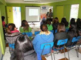 El fiscal Andrés Gálvez se reunió con educadores y profesionales de la escuela Nueva Esperanza y Arturo Prat.