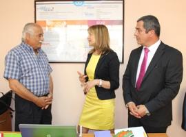 El Fiscal Regional, Enrique Labarca y la jefa Uravit, Olga Moffat, explican al edil, Roberto Jacob, los servicios de la Fiscalía.