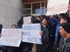 Compañeros de universidad y familiares de las víctimas acudieron al tribunal con pancartas para exigir justicia