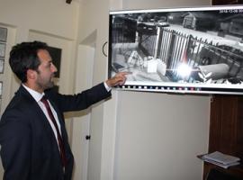 El fiscal de focos, Ricardo Soto, observa uno de las imágenes que registraron las acciones de los sujetos.
