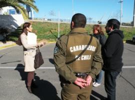 Fiscal Fabiola Celis tras la audiencia conversa con personal de Carabineros.