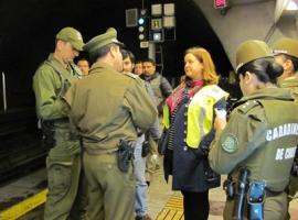 La fiscal Ibarra inspeccionó el carro siniestrado.