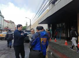 Los fiscales Álvaro Pérez y Carlos Bahamondes dirigieron las diligencias de investigación en los locales afectados en el centro de Valdivia