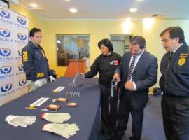 El Fiscal Regional Enrique Labarca revisa el revólver Smith And Weson. "Preocupa la falsificación de las placas".