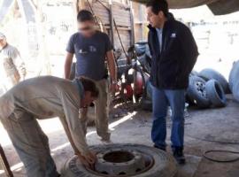 El fiscal Gabriel Meza dirigió las diligencias en el mismo lugar en que se encontró la droga.