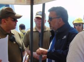 Fiscal Carlos Jiménez conversa con bomberos y carabineros.