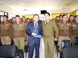 El Fiscal Regional, Adrián Vega junto con el Teniente Coronel Alfredo Fuenzalida y los carabineros alumnos.