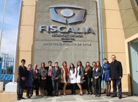 Los alumnos en el frontis de la Fiscalía de Valdivia.