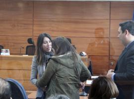 Al finalizar el juicio, la fiscal María Consuelo Oliva saluda a una de las hijas del matrimonio fallecido en el accidente.