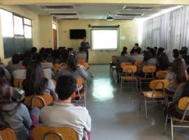 El fiscal de Vicuña, Eduardo Yáñez, atendió las consultas de los estudiantes.
