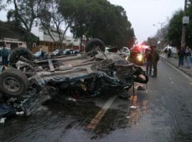 La fiscal Paula Barrueto llegó de madrugada al lugar del accidente para ordenar las diligencias respectivas a personal de Carabineros.