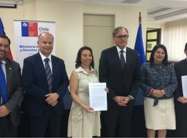 Autoridades regionales durante la firma del Protocolo