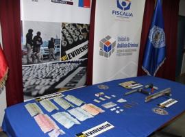 Junto con las armas durante el procedimiento se incautó droga, dinero en efectivo y armas hechizas.