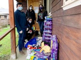 Funcionarios de la Fiscalía Local de Puerto Varas entregaron aportes a hogar de adultos mayores.