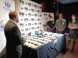 La fiscal jefe de Sacfi, Paola Apablaza, junto al jefe de la I Región Policial Tarapacá, prefecto inspector César Cortés.