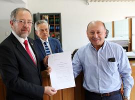 El Fiscal Regional Juan Agustín Meléndez (a la izquierda) y el alcalde Rodrigo Valdivia firmaron hoy la escritura para el comodato.